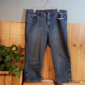 Momento capris size 16. Zippered bottoms